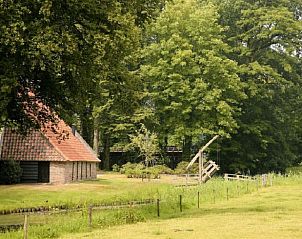 Rustieke boerderij in de omgeving van Vakantiehuisje Hengelo, Achterhoek, omgeven door groen.