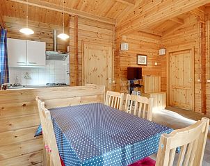 Ruime eetkamer en keuken van Huisje in Hengelo, vakantiehuis in de Achterhoek, Gelderland met houten details.