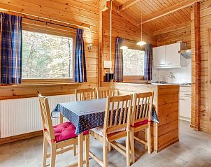 Eetruimte en keuken van Huisje in Hengelo, vakantiehuis in de Achterhoek, Gelderland met uitzicht op de natuur.