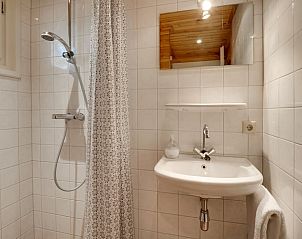 Moderne badkamer met douche in Huisje in Hengelo, vakantiehuis in de Achterhoek, Gelderland voor comfort.