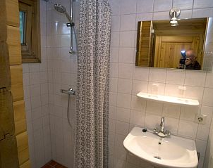 Stijlvolle badkamer met douche in Huisje in Hengelo, vakantiehuis in de Achterhoek, Gelderland voor extra luxe.