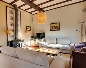 Lichte woonkamer van Huisje in Hengelo met moderne inrichting in de Achterhoek.