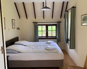 Ruime slaapkamer in Huisje in Hengelo met landelijke charme.