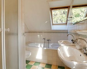 Luxe badkamer in Huisje in Hengelo met ligbad en douche.