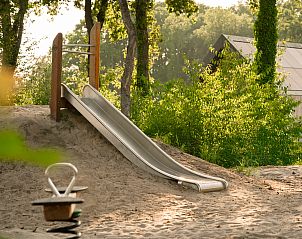 Speeltuin met glijbaan bij Unbrick One, vakantiehuis in Hengelo, Achterhoek, voor kinderen.