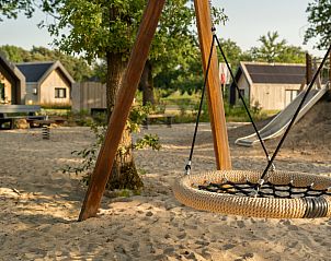 Schommel in de speeltuin van Unbrick One, vakantiehuis in Hengelo, Achterhoek, Gelderland.