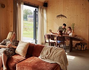 Gezellige eetruimte in Unbrick One, vakantiehuis in Hengelo, Achterhoek, perfect voor familiemaaltijden.