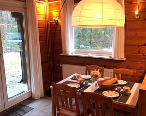 Eettafel in Vakantiehuisje in Hengelo, Achterhoek, ideaal voor familie-etentjes.