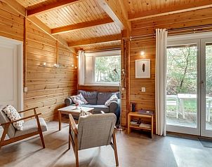 Lichte woonkamer in Vakantiehuisje in Hengelo, Achterhoek, met toegang tot het terras.