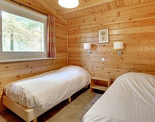 Slaapkamer met twee eenpersoonsbedden in Vakantiehuisje in Hengelo, Achterhoek.