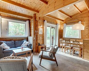 Ruime woonkamer en eetruimte in Vakantiehuisje in Hengelo, Achterhoek, met uitzicht op groen.