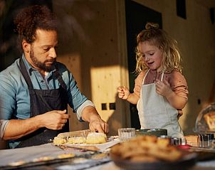 Kookplezier in de keuken van Unbrick One Family vakantiehuis in Hengelo, Achterhoek, Gelderland.