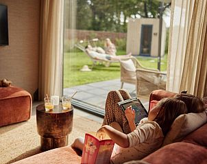 Kinderen ontspannen in de woonkamer van Unbrick One Family vakantiehuis in Hengelo, Achterhoek, Gelderland.