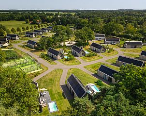 Luchtfoto van Unbrick One vakantiehuizen in Hengelo, Achterhoek, Gelderland, omgeven door weelderige natuur en rust.
