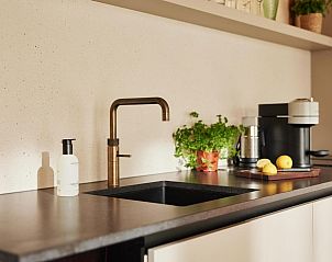 Stijlvolle keuken in Unbrick One vakantiehuis, Hengelo, Achterhoek, Gelderland, met hoogwaardige apparatuur en elegant design.