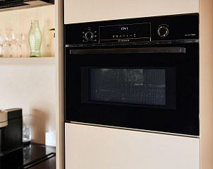 Gezellige slaapkamer in Unbrick One, Hengelo, Achterhoek, Gelderland, met comfortabele bedden en rustieke inrichting.