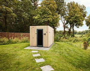 Interieur van de sauna bij Unbrick One in Hengelo, Achterhoek, Gelderland, met luxe houten afwerking en warme verlichting.