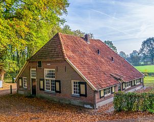 Charmant vakantiehuisje in Hengelo Gld, Achterhoek, Gelderland, omringd door herfstbladeren en groen landschap.
