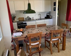 Eethoek en keuken in Vakantiehuis in Harfsen, een praktische ruimte in de Achterhoek.