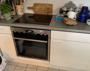 Moderne kookplaat in de keuken van Vakantiehuis in Harfsen, ideaal voor zelf koken in Gelderland.