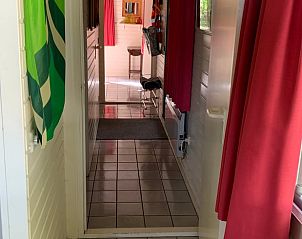 Heldere hal met toegang tot de kamers in Vakantiehuis in Harfsen, Achterhoek.