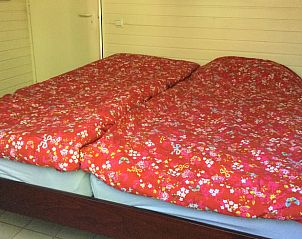 Comfortabele slaapkamer met kleurrijk beddengoed in Vakantiehuis in Harfsen, Achterhoek.