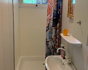 Praktische badkamer met douche in Vakantiehuis in Harfsen, Achterhoek, Gelderland.