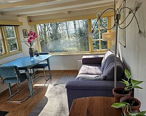 Gemtlicher Innenbereich des Ferienhauses in Harfsen, Achterhoek, mit Blick auf die Natur vom Wohnzimmer aus in Gelderland.