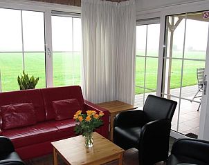 Gezellige woonkamer in Vakantiehuis in Didam met uitzicht op de natuur van de Achterhoek, ideaal voor ontspanning.