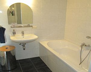 Stijlvolle badkamer met bad in Vakantiehuis in Didam, biedt ontspanning tijdens je verblijf in de Achterhoek, Gelderland.