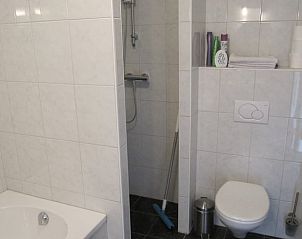 Ruime badkamer met douche in Vakantiehuis in Didam, ideaal voor comfort in de groene omgeving van de Achterhoek.