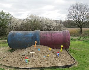 Speelplaats voor kinderen bij Vakantiehuis in Didam, biedt plezier in de natuurlijke omgeving van de Achterhoek, Gelderland.