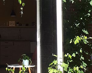 Gezellige binnenruimte van Vakantiehuisje in Haarlo, Achterhoek, met uitzicht op de tuin.