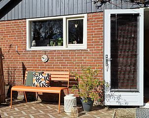Zonnig terras van Vakantiehuisje in Haarlo, Achterhoek, perfect voor een ontspannende vakantie.