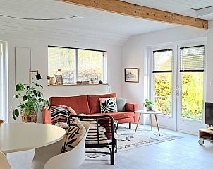 Lichte woonkamer in Vakantiehuisje in Haarlo, biedt comfort en gezelligheid in Gelderland.