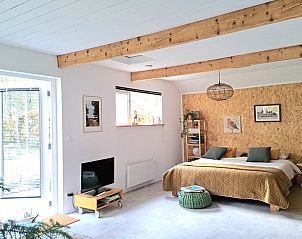 Ruime slaapkamer in Vakantiehuisje in Haarlo, biedt comfort in de groene omgeving van de Achterhoek.
