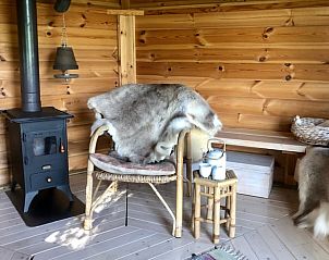 Gezellige binnenruimte met houtkachel in Vakantiehuis in Haarlo, Achterhoek, Gelderland.