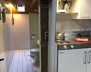 Keuken en badkamer in bijgebouw van Huisje in Haarlo, vakantiewoning in Achterhoek, Gelderland.