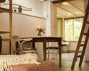 Eetgedeelte met houten tafel in Vakantiehuis in Haarlo, Achterhoek, Gelderland.