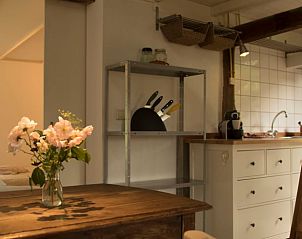 Keukenhoek met bloemen in Vakantiehuis in Haarlo, Achterhoek, Gelderland.