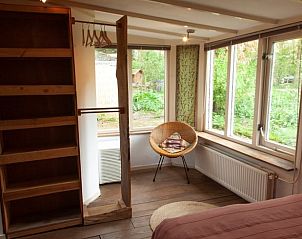 Zithoek met uitzicht op tuin in Vakantiehuis in Haarlo, Achterhoek, Gelderland.