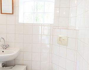 Lichte badkamer met wastafel in Vakantiehuis in Haarlo, Achterhoek, Gelderland.