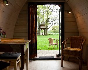 Gezellige binnenruimte van Huisje in Haarlo met uitzicht op de tuin, vakantiehuis in Haarlo, Achterhoek, Gelderland.