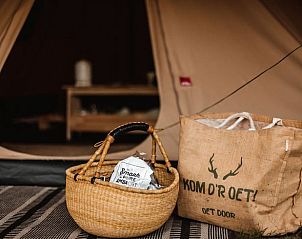 Picknickmand en tas bij ingang van tent in Vakantiehuis in Haarlo, Achterhoek, Gelderland.