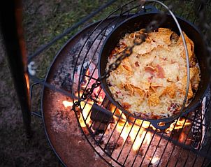 Gezellig koken boven open vuur bij Vakantiehuis in Haarlo, Achterhoek, Gelderland met een stoofpot.