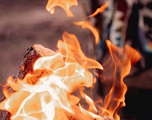 Vuurvlammen dansen in de avond bij Vakantiehuis in Haarlo, Achterhoek, Gelderland voor een warme sfeer.
