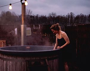 Ontspannen in de hot tub bij Vakantiehuis in Haarlo, Achterhoek, Gelderland onder sfeervolle verlichting.