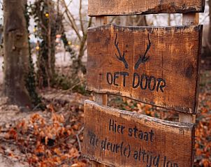 Welkomsbord bij ingang van Vakantiehuis in Haarlo, Achterhoek, Gelderland in een bosrijke omgeving.