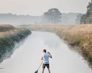 Stand-up paddling op een serene rivier bij Vakantiehuis in Haarlo, Achterhoek, Gelderland.
