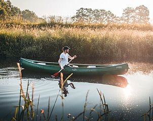 Kanon op een rustige rivier bij Vakantiehuis in Haarlo, Achterhoek, Gelderland in de ochtendzon.